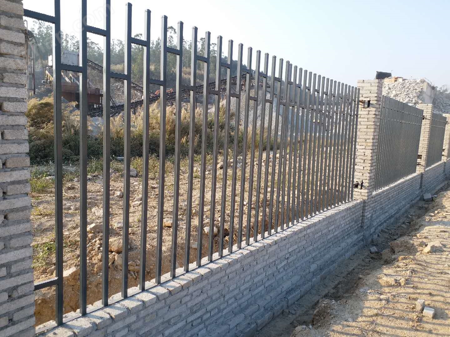 学校铁艺栏杆 小区镀锌护栏 围墙栅栏厂家