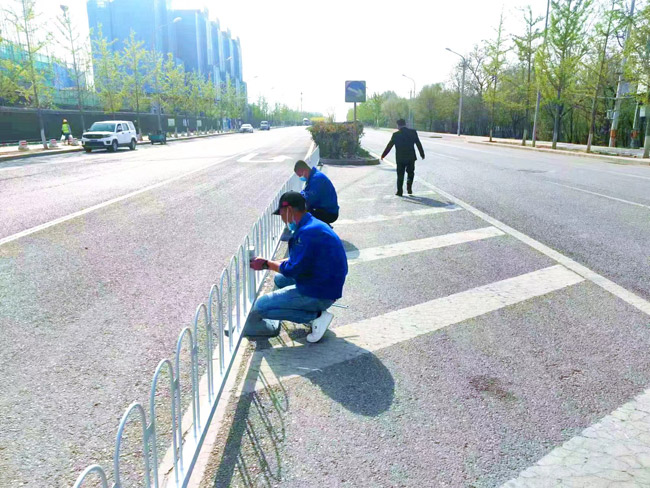 丰台王佐镇增设207米安全护栏护航市民出行(图1)