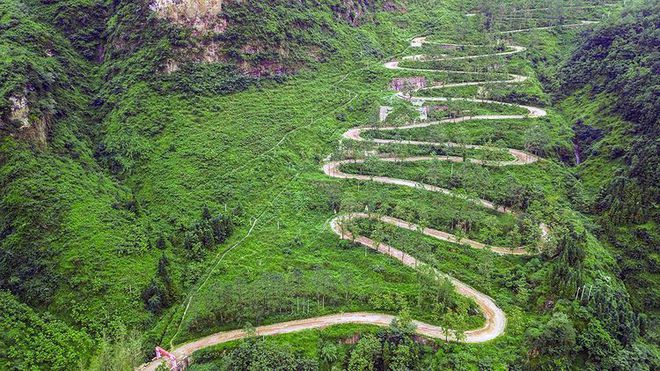 中国“最惊险”的盘山公路连30年的老司机都害怕走这条路(图6)