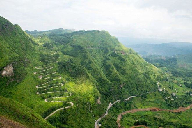 中国“最惊险”的盘山公路连30年的老司机都害怕走这条路(图1)