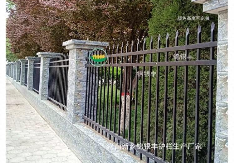锦银丰护栏：河南郑州小区围墙护栏 铁艺 自动门安装效果图(图1)