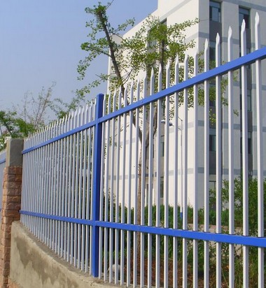 李家超：港府总部及立法会大楼外路障护栏已移除香港国安法还社会稳定