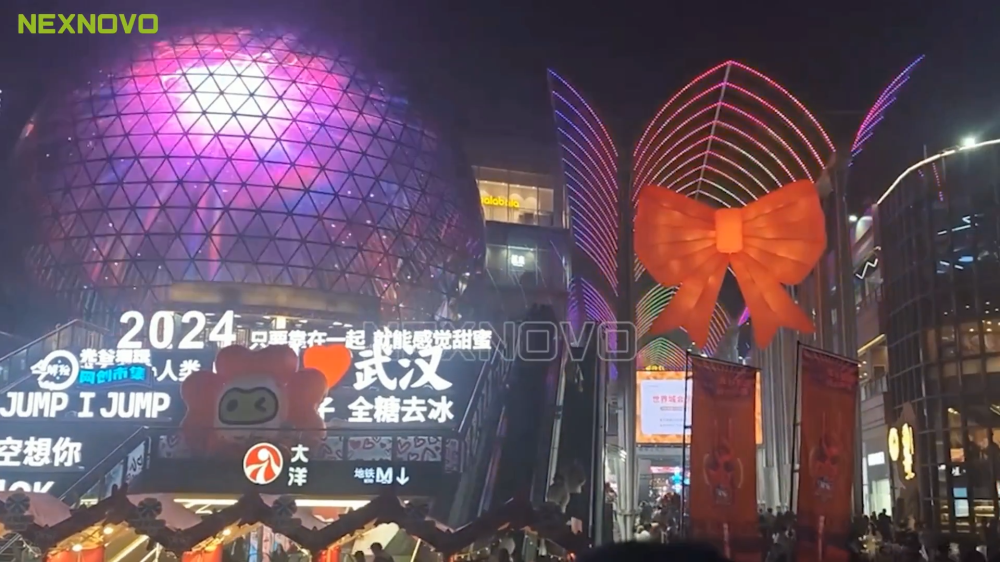 晶泓LED光电玻璃护栏屏助力武汉光谷步行街爆火开街(图1)
