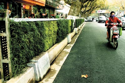 开博体育官方app南京珠江路新装绿色隔离护栏 将在主干道推广[图](图1)